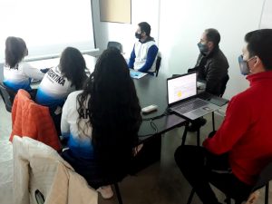 Entrega de informe sobre evaluaciones físicas a las patinadoras de la selección nacional