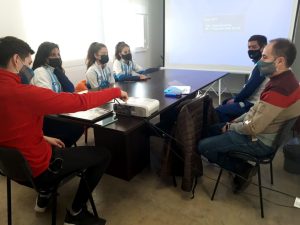 Entrega de informe sobre evaluaciones físicas a las patinadoras de la selección nacional