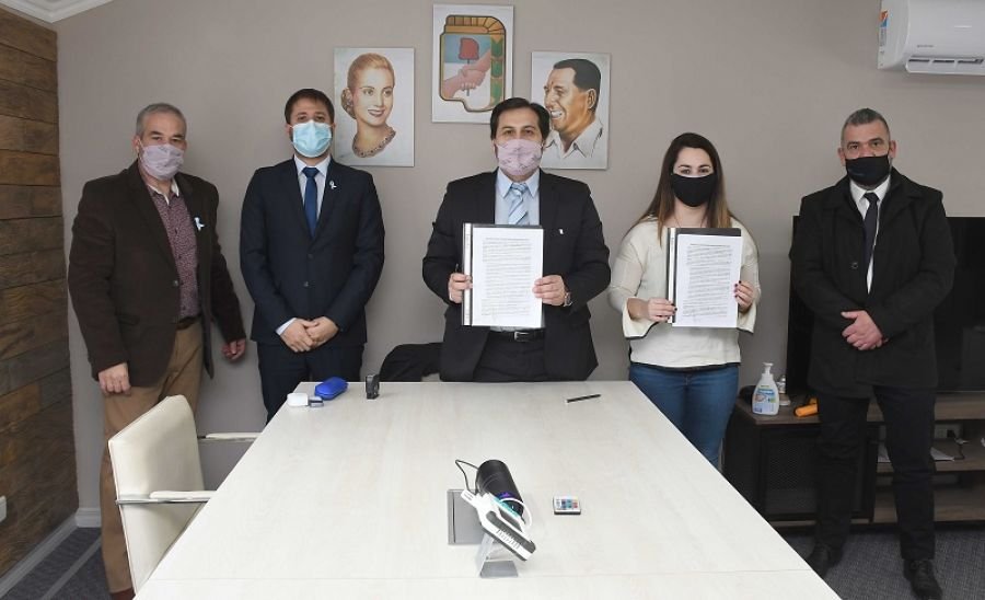 El Gobierno firmó convenio con el Municipio de Puerto Santa Cruz para ampliar la red de gas