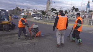 Vialidad Provincial lleva adelante el Plan de Bacheo en Caleta Olivia