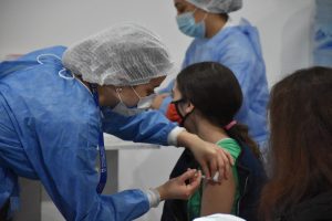 Comenzó la vacunación a menores entre 12 y 17 años con comorbilidades en Santa Cruz