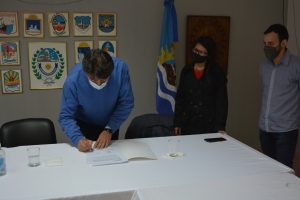 Desarrollo Social entregó matrícula habilitante a cooperativa santacruceña