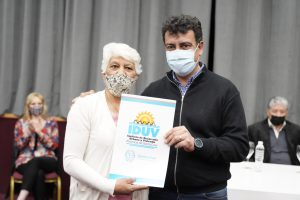 El Gobierno de Santa Cruz entregó títulos de propiedad a familias de Piedra Buena