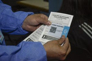 Hoy comenzó la entrega del Carnet Sanitario en Santa Cruz