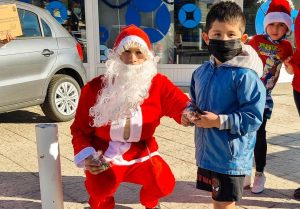 Papá Noel hizo vibrar de felicidad a 100 familias en Lotería de Santa Cruz