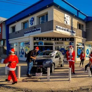 Papá Noel hizo vibrar de felicidad a 100 familias en Lotería de Santa Cruz