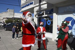 Papá Noel hizo vibrar de felicidad a 100 familias en Lotería de Santa Cruz
