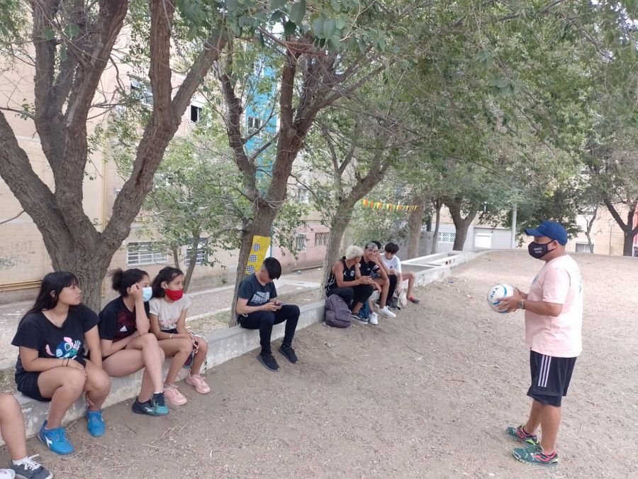 "Quedate en la Escuela, te acompañamos" y “Fútbol Callejero” se replican en distintas localidades de la provincia