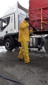 Concretan desinfección de camiones que ingresan a Santa Cruz