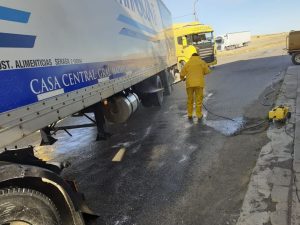 Concretan desinfección de camiones que ingresan a Santa Cruz