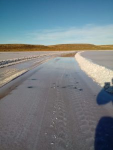 Cosecha y acopio de sal para el mantenimiento de rutas en Santa Cruz