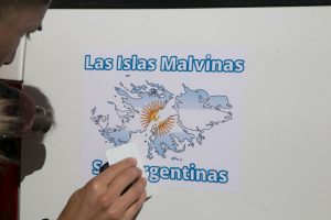 Distrigas plasmó la leyenda “Las Islas Malvinas son argentinas” en su flota vehicular