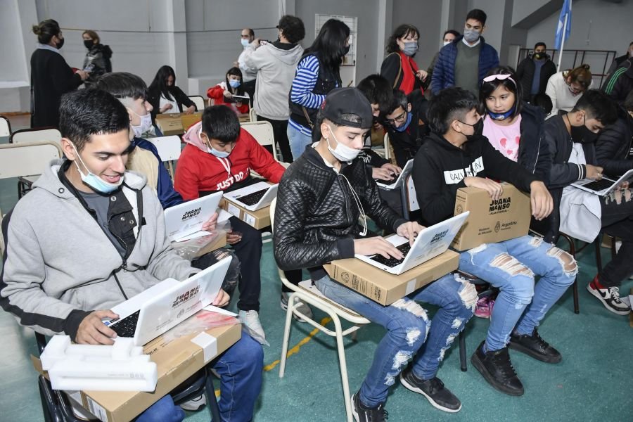 Educación impulsa la entrega de notebook en el marco del Plan Conectar Igualdad