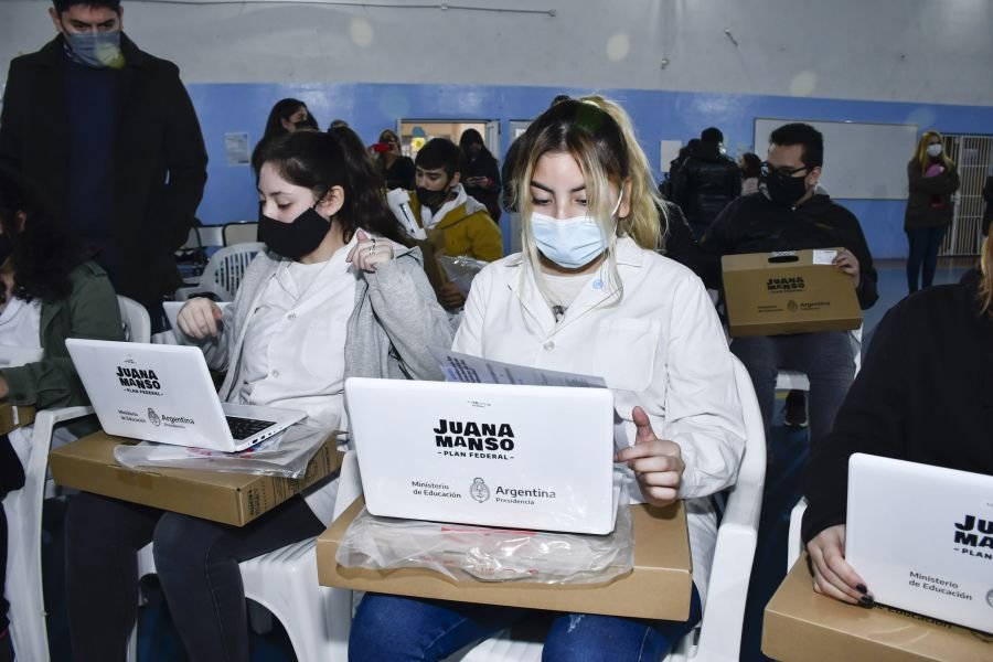 Educación continúa con la entrega de notebooks en el marco del Plan Conectar Igualdad