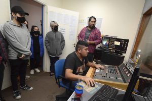 Estudiantes de la Unidad Académica Río Gallegos de la UNPA visitaron LU14 Radio Provincia