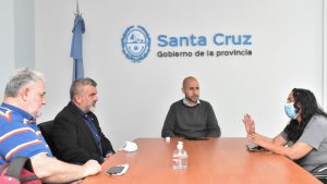 Escritor santacruceño obsequió “El río de la sangre” a la biblioteca de la Casa de Santa Cruz