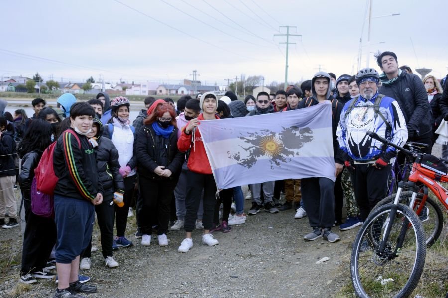 El Instituto “Dra. Elsa Barbería" realizó la tercera clase “Conociendo Malvinas en Escalas” en el Aeroclub Río Gallegos