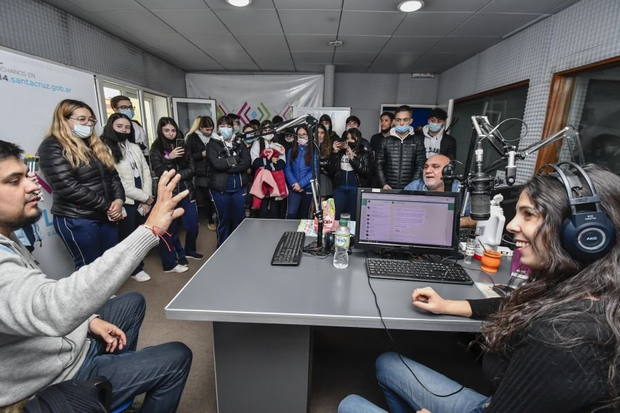 Estudiantes del Colegio Salesiano de Río Gallegos visitaron los estudios de Radio Provincia