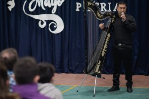 Autoridades de Educación acompañaron el acto por el 212º Aniversario de la Revolución de Mayo en la EPJA N°20