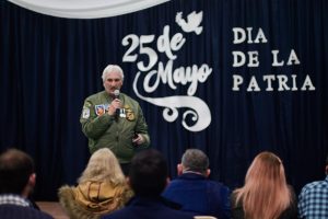 Autoridades de Educación acompañaron el acto por el 212º Aniversario de la Revolución de Mayo en la EPJA N°20