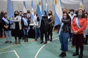 Autoridades de Educación acompañaron el acto por el 212º Aniversario de la Revolución de Mayo en la EPJA N°20